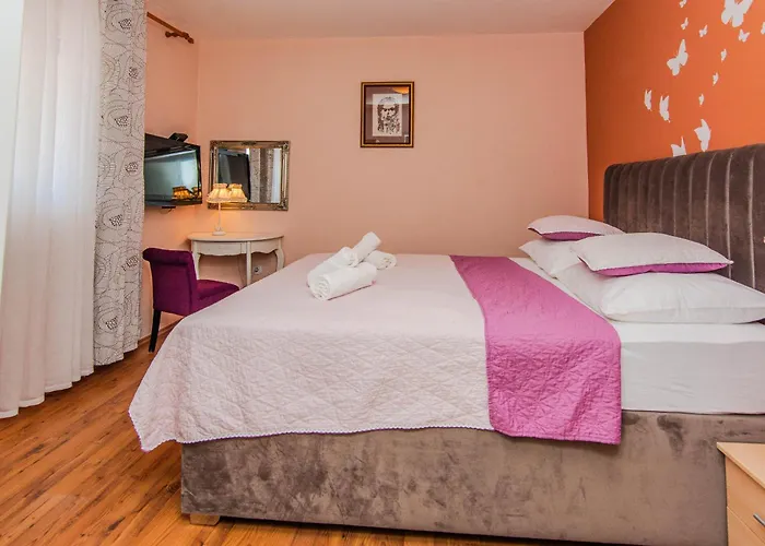 Florendale With Pool Ferienhaus