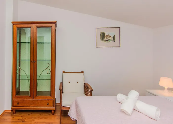 Florendale With Pool Ferienhaus