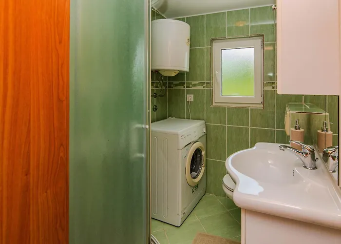 Florendale With Pool 펜션 마슬레니차