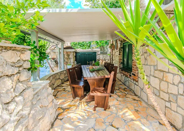 Florendale With Pool Ferienhaus