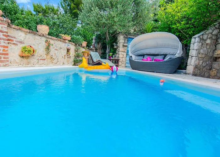 Florendale With Pool Ferienhaus